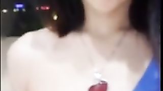 大胆女主播在机场候机大厅等飞机被狼友忽悠玩露出