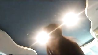 家境不错的大鸡巴哥餐厅搭讪个正在玩手机的妹子回家啪啪