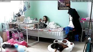 家庭摄像头破解偷拍小美眉一边玩手机一边自慰接个电话换衣服出去仔细看原来来大姨妈了