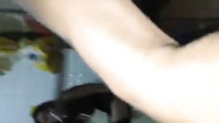 极品网红美女穿着性感黑丝吊带在洗手间扣穴自慰时被猛男发现掏出鸡巴就往嘴里放