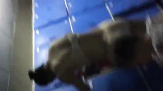 前女友为了满足我偷窥的欲望游泳池更衣室偷拍闺蜜露脸全裸的瞬间