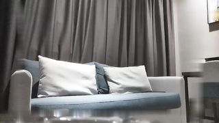 男人嘛的装专攻足浴技师，找了个熟女技师带出去操，沙发上口交坐上来骑乘后入猛操