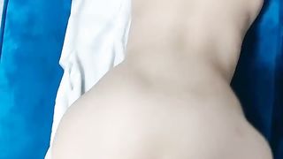 剧情演绎足疗店按脚勾搭技师，加300让妹子足交打飞机，脱下内裤看逼多是水，再加500操逼按摩床上搞