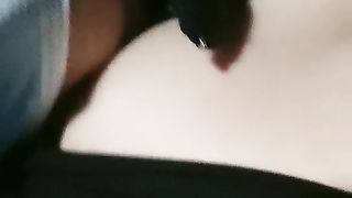 户外小麻豆带风扇学妹出来玩车震，看眼神就很魅惑，口交大鸡巴主动上位抽插，草得正爽接电话让玩她的奶子