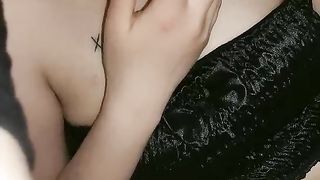 户外小麻豆带风扇学妹出来玩车震，看眼神就很魅惑，口交大鸡巴主动上位抽插，草得正爽接电话让玩她的奶子