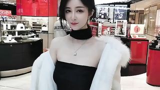 高颜值小妮子【迷人蔓】，逛完街吃完饭，回豪华套房，被土豪猥琐胖男狠狠修理，没有钱干不到的美女啊！ 