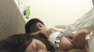 醉操聚会宿醉的小姨子 睡得太沉后入啪啪一顿猛操都没干醒 无套趴着操射美臀擦干净免得被发现 高清1080P版