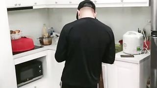 剧情演绎朋友不在家老婆在做饭厨房啪啪，不要不要半推半就脱掉内裤，站立后入搬来椅子抽插猛操