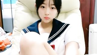 【69堂精品】清纯乖巧邻家妹妹新买的学生制服掰开粉穴特写