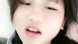 【69堂精品】01年嫩妹甜美吊带黑丝给男友足交骑乘爆操01