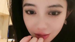 【69堂精品】00后模特跪在地上深喉道具爆菊无毛骚逼