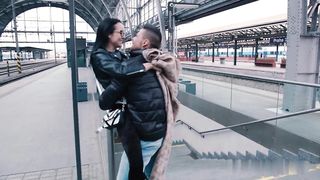 【69堂精品】情侣火车站裤子脱了抠逼回家在操不行啊