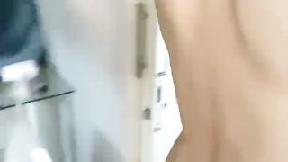 【69堂精品】爆乳美女跪在地上吸吮舔屌淋雨房口交激情爆操