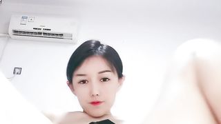 【69堂精品】性感空姐小黄瓜尽根没入插入骚逼抽插01