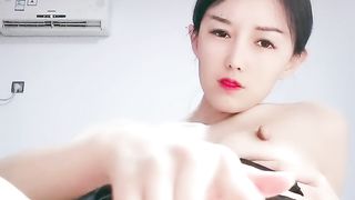 【69堂精品】性感空姐小黄瓜尽根没入插入骚逼抽插02