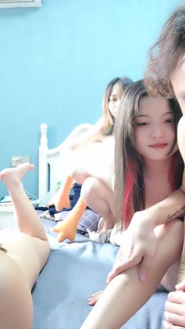 【69堂精品】一个小哥玩三个少女萝莉精彩4P轮草爆草抽插03