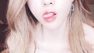 【69堂精品视频】宝宝主动玩弄白虎展示小美足舔屏