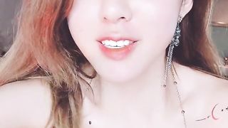 【69堂精品视频】宝宝站立诱惑粉丝扭动呻吟