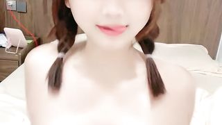 卡哇伊两根小辫子萌妹娇小身材全裸自慰扣穴