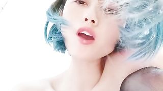 蓝色短发超甜美女黑丝美腿翘起抽插揉穴套弄