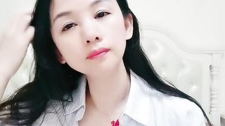 【69堂精品视频】海归风骚少妇发骚揉奶玩逼听狼友指挥撅着屁股求草