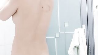 迷人的小少妇让小哥抱在怀里亲着小嘴揉奶又玩逼洗澡诱惑