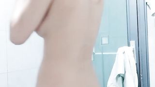 迷人的小少妇让小哥抱在怀里亲着小嘴揉奶又玩逼洗澡诱惑