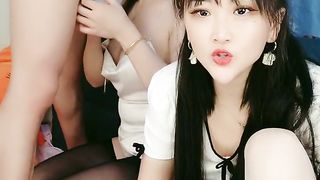 【69免费视频】糖糖粘糖双飞玩弄口交摸蛋蛋换着轮流抽插