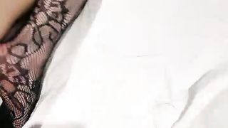 【69免费视频】小电臀小人妻被鸡巴男拿着鸡巴让口交深喉