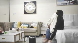 【69堂精品视频】休学中大学妹子带上眼镜挺斯文跪着猛吸屌