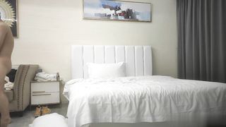 【69堂精品视频】休学中大学妹子带上眼镜挺斯文跪着猛吸屌