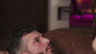 【69堂免费视频】现实中的俊男亚历克西·安德斯在婚礼前操她的新继父