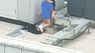 【69堂免费视频】天台门事件中学情侣翘课跑到商场天台啪啪解锁各种姿势围观吃瓜群众看得口干舌燥