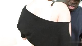 【69堂免费视频】丰满的金发妻子在丈夫外出时被黑人操弄剃光的阴部