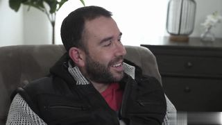 【69堂免费视频】劳伦·菲利普斯告诉交换爸爸的大阴茎后入