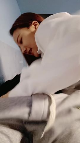 全程露脸开档丝袜短裙跟小哥在店里激情啪啪诱惑，深喉大鸡巴无套抽插浪叫口爆吞精