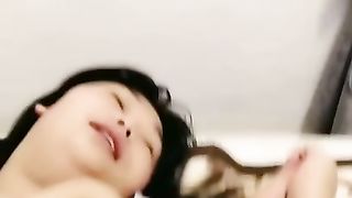 【69堂免费视频】风骚大奶子房东小少妇露脸给小哥卖力的舔弄大鸡巴