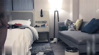 【69堂免费视频】牛仔裤高筒靴大长腿女神约到酒店 身材很不错前凸后翘丰腴销魂