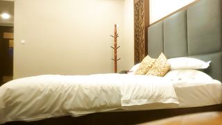 【69堂免费视频】肉感身材大奶子，埋头吃吊骑乘位，服务态度不太行