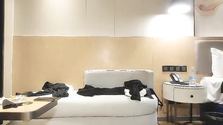 【69堂免费视频】甜美脸蛋，高挑身材干一半突然来人