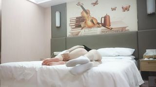 【69堂免费视频】170cm顶级外围女神，美腿长裙坐在身上揉胸，交叉姿势爆插小穴