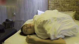 【69堂免费视频】【绿帽淫妻】勾搭公司说话超级嗲的财务人妻，“像上次一样用力赶我”