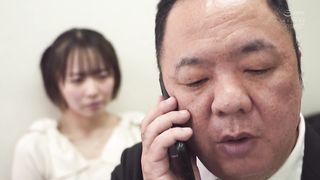 【69堂免费视频】一位活跃的偶像在拍摄地点与一名性骚扰制片人同住一个房间......一天晚上，Ryo 被迫射精，大量潮吹，并被射中直到她受精