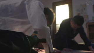 【69堂免费视频】在家工作都充满权力骚扰的恶女，被丈夫和下属的“居高临下屌丝二人组”用春药制服！完整的下巴压力与连续羞辱的中出组合