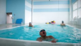 【69堂免费视频】天真烂漫的笑容和神奇的诱惑让我失去了理智……以娴熟的放荡技巧和顽皮的臀部勾引中年男人的美丽训练家。