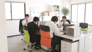 【69堂免费视频】耻辱的上班路——末广先生被困在电梯里，忍无可忍泄露了信息，却发现他没穿内裤去面试，他沉溺其中的故事他无法告诉任何人关于他老板的性恋物癖