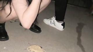 【69堂免费视频】两个骚女深夜驾车户外！没穿内裤塞着跳蛋！蹲着野外尿尿，深喉插嘴吐了，翘起屁股摸穴后入