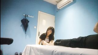 【69堂免费视频】【勾搭良家技师】偷拍重金买钟足疗会所人妻技师，带回酒店无套内射爽歪歪，干的心里美滋滋