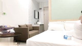 【69堂免费视频】【超人探花】简直美女D罩杯大奶子被连干两炮，这对车灯太耀眼了