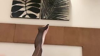 【69堂免费视频】极品御姐跟她的老外男友激情啪啪大秀直播给狼友看，小嘴塞不下大鸡巴